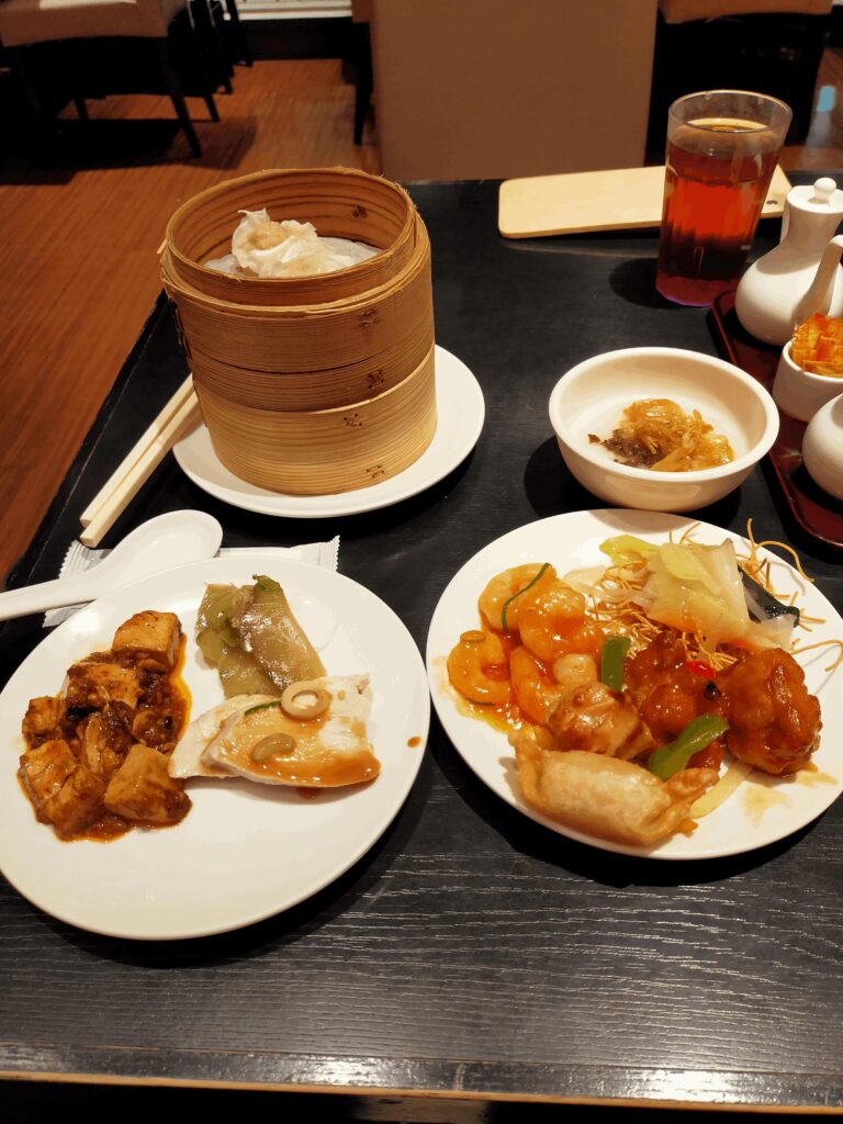 香港蒸龍-お粥,蒸し鶏,麻婆豆腐,ザーサイ