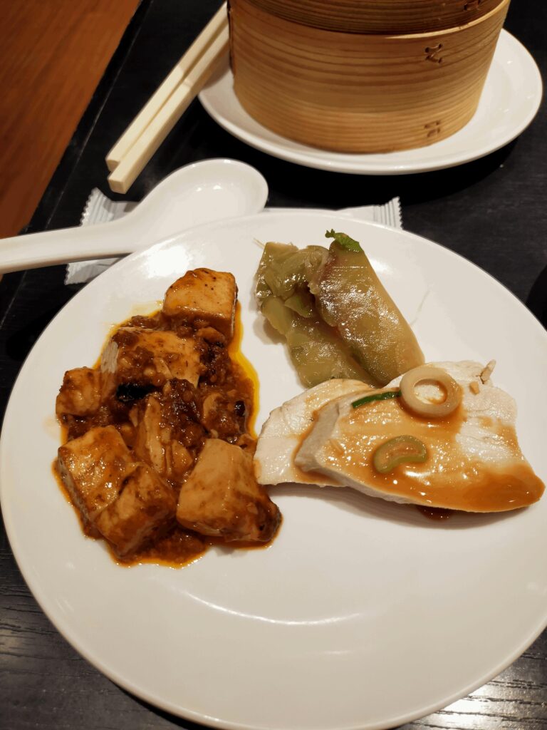 香港蒸龍-蒸し鶏,麻婆豆腐,ザーサイ